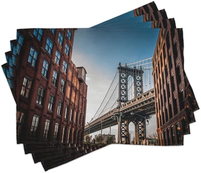 ABAKUHAUS New York placemats, Manhattanbrug gezien vanaf de smalle straatjes van de eilandstad, wereldwijde, invloedrijke stad New York City, tafeldecoratie van kleurvaste stof voor eetkamer en keuken, Blauw-Rood