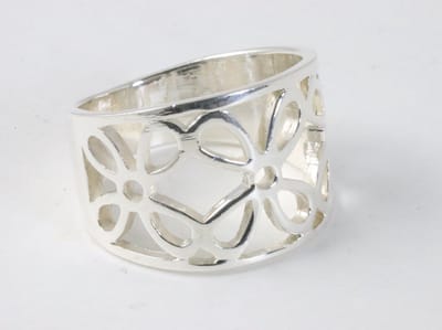 Brede opengewerkte zilveren ring met bloemen motief - maat 17