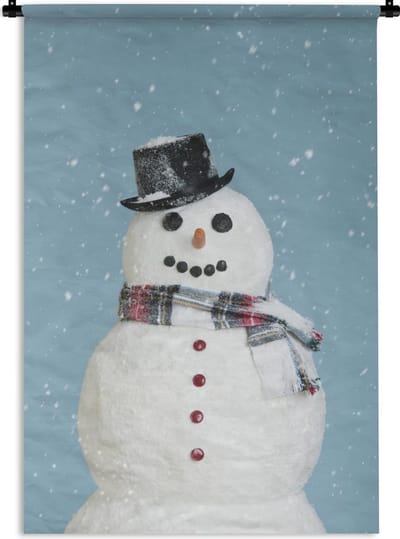 Wandkleed Kerst - Een blije sneeuwpop tijdens kerst met een lichtblauwe achtergrond Wandkleed katoen 60x90 cm - Wandtapijt met foto