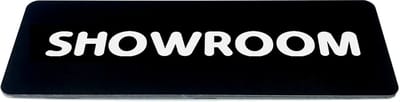 Deurbordje met Tekst showroom - Zwart/wit met ronde letter - Formaat 150mm x 50mm x 1,6mm - zelfklevend
