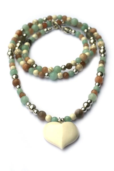 Heaven Eleven ketting natuursteen gekleurd mix met een hart van hertegewei