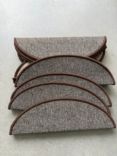 Cherchie Trapmatten Set – 15 stuks – Donkerbruin – 56x17x3,5 cm – Halfrond – Antislip Trapbescherming