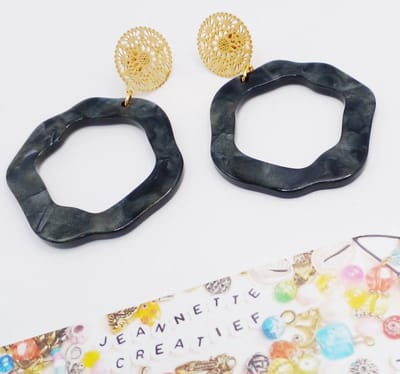 Jeannette-Creatief® - Resin - Zwart Goud Organic - Organisch gevormde oorbellen - Resin Oorbellen - RVS gouden oorstekers - Filigraan - Filigraan Oorbellen - Zwarte Oorbellen