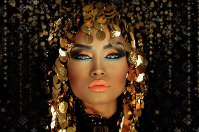 Home - Glasschilderij - Fashion Pearls and Glitter - Elegante Vrouw - Goud - 80x120cm