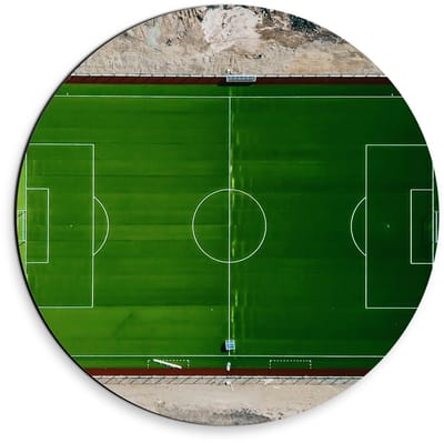 Dibond Wandcirkel - Voetbalveld Bovenaanzicht - 30x30cm Foto op Aluminium Wandcirkel (met ophangsysteem)