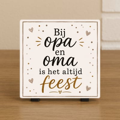 Wenstegeltje "Bij opa en oma is het altijd feest!"– Tegel met Tekst – Leuk Cadeau voor oma en opa - Trendy nu - Cadeau- Familie - Incl standaard - Cadeau idee