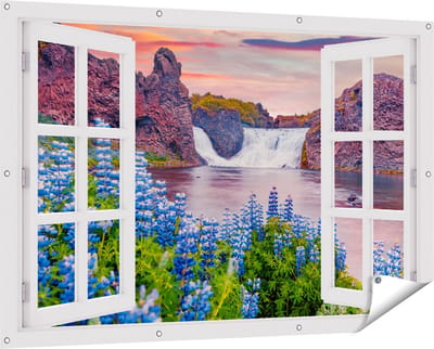 Gards Tuinposter Doorkijk Waterval met Blauwe Lupine Bloemen - 150x100 cm - Tuindoek - Tuindecoratie - Wanddecoratie buiten - Tuinschilderij