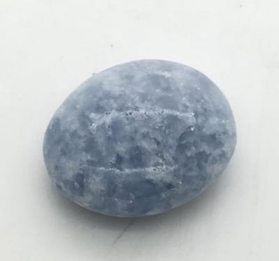 Blauwe calciet edelsteen zaksteen plat motiverend, groei en ontwikkeling, communicatie.