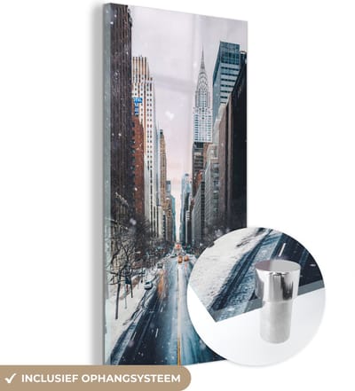 MuchoWow® Glasschilderij 40x80 cm - Schilderij acrylglas - New York - Sneeuw - Manhattan - Winter - Straat - Foto op glas - Schilderijen