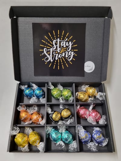 Chocolade Ballen Proeverij Pakket | Chocolade pakket met 9 verschillende chocolade smaken kwaliteits chocolade met Mystery Card 'Stay Strong' (met persoonlijke videoboodschap) | Cadeaupakket | Feestdagen box | Chocolade cadeau | Valentijnsdag