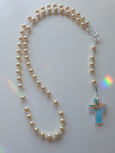 Rozenkrans, Paternoster gemaakt met Parels van Swarovski in de kleur Light Gold Pearl, met een prachtig Swarovski kruis in de kleur Aurora Boreale. Gebedssnoer, Kruisteken, Meditatie, Spiritueel, Geloof, Geloofssteken, Gebed, Gebedsketting, Kerstpak
