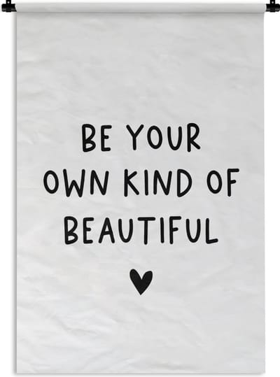Wandkleed - Wanddoek - Engelse quote "Be your own kind of beautiful" met een hartje op een witte achtergrond - 120x180 cm - Wandtapijt
