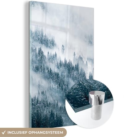 MuchoWow® Glasschilderij 120x180 cm - Schilderij acrylglas - Winter - Mist - Bos - Sneeuw - Den - Foto op glas - Schilderijen