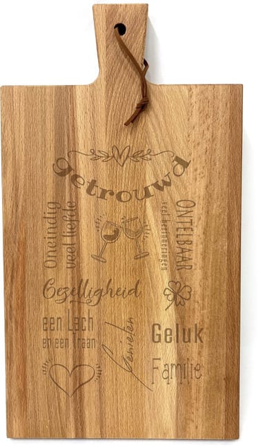 Stoer landelijk snijplankje-borrelplankje met tekst gravure GETROUWD. Cadeau bruiloft/huwelijk. Het formaat is 20x30cm excl. handvat.