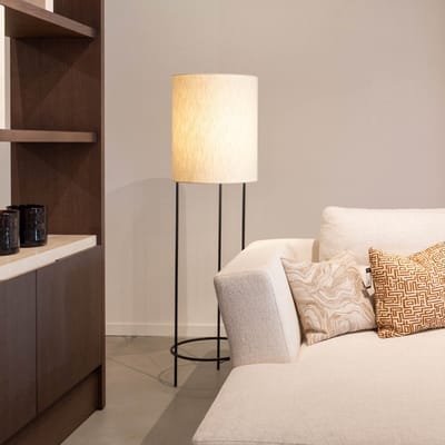 Atmooz Sezanne Vloerlamp – H149 cm – moderne staande lamp – exclusief lichtbron – slanke zwarte metalen driepoot met grof katoenen lampenkap – sfeervolle verlichting voor woonkamer of leeshoek – modern landelijk design – zwart en naturel
