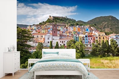 Behang - Fotobehang Gekleurde huizen in Oristano in Sardinië - Breedte 450 cm x hoogte 300 cm