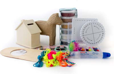 Creatief knutsel pakket paard spaarhuis satijnkoord neon kleuren luxe knutsel box foam clay papier-maché deurhanger hout origineel cadeau kumihimo armbandjes knopen veertje jongen meisje dieren sinterklaas kerst cadeau schoencadeau