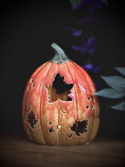 Pompoen met blaadjes Oranje LED 17 cm hoog - Halloween - Griezel - Herfstcollectie - Herfstdecoratie - interieurdecoratie - accessoire - voor binnen - gift - geschenk - cadeau verjaardag