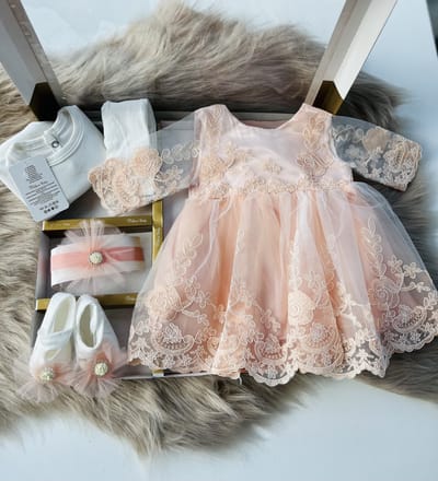 luxe feestjurk-bruidsjurk-Baby jurk-doopjurk -dooppakje-zalmkleur jurk met lange mouwen-onderhemd-haarband-schoentjes-kousenbroek-borduurwerk-new born -geschenkdoos-kraamcadeau-fotoshoot newborn-5 delige set-bloemenmotief-maat 56/62 (0 tem 4 maanden)
