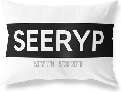 Tuinkussen SEERYP - FRIESLAND met coördinaten - Buitenkussen - Bootkussen - Weerbestendig - Jouw Plaats - Studio216 - Modern - Zwart-Wit - 50x30cm