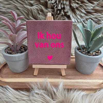Robuust Wenstegeltje – Ik Hou van Ons – Hip trendy tegeltje – 10x10 cm – Cadeau voor Partner, Valentijn of Jubileum – Stijlvol en Persoonlijk Woonaccessoire - Zomaar - Voor jezelf – Trendy nu – Decoratief Tegeltje met Standaard – Cadeau Idee