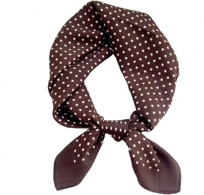 Elegante bruine satijnen halsdoek met witte stippen, zachte vierkante sjaal, modieuze bandana en hoofddoek, ideaal als accessoire voor dagelijks gebruik en reizen.