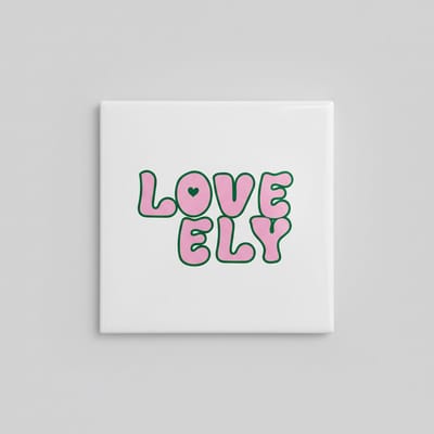 Schattige Liefde Quote Decoratie Tegel “Lovely” – Moderne Romantische Wand- & Woondecoratie – 15 x 15 cm Keramische Tegel