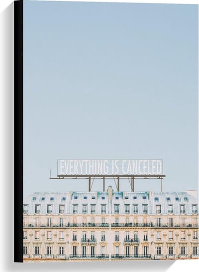 Canvas  - ''Everything is Cancelled'' op Gebouw - 40x60cm Foto op Canvas Schilderij (Wanddecoratie op Canvas)