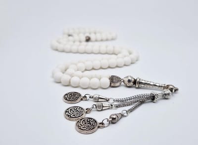 Handgemaakte tesbih "Tasbih" natuursteen "Mat Witte agaat" - Aantal kralen 99 - Diameter kralen 8MM - met metaal tassel "Qul aeuidh biallah" - Een mooi cadeau-idee