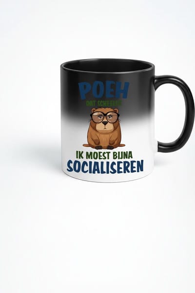 “Poeh Dat Scheelde – Ik Moest Bijna Socialiseren” Black Magic Mok – 330ml Warmtegevoelige Koffiemok – Grappige Introvert Quote met Schattig Dier – Cadeau Idee