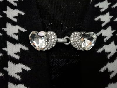 Vestsluiting - clip met haakje - hartje - kristal en strass steentjes - voor - vest - sjaal - omslagdoek in kleur antiek zilver look.