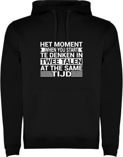 Zwarte hoodie Tekst Het moment denken in twee talen gaat fout - The moment when you start te denken in 2 talen - Humor Maat M