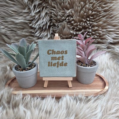 Robuust Wenstegeltje – Chaos Met Liefde - Hip trendy tegeltje – 10x10 cm – Wanddecoratie – Sfeervol en Persoonlijk - Mooi cadeau voor gezin, partner of vrienden - Zomaar – Trendy nu – Decoratief Tegeltje met Standaard – Cadeau Idee