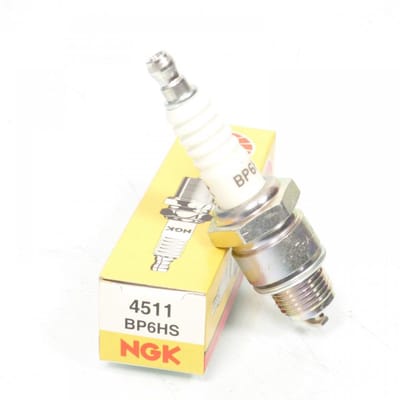 Bougie d'allumage NGK pour Scooter Hyosung 50 SB PLUS & M Après 2000 Neuf