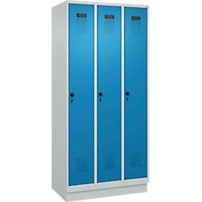 C+P Evolo Plus garderobekast, 3 vakken, 300 mm vakbreedte, met plint, rechts scharnier, soft-close, inbraakwerend, B 900 x D 500 x H 1950 mm, veiligheidsslot met draaigrendel, lichtgrijs RAL 7035/lichtblauw RAL 5012