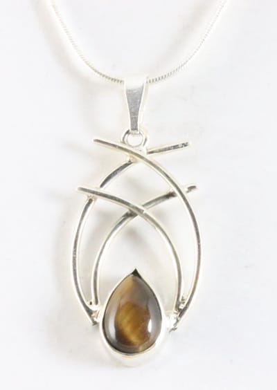 Opengewerkte zilveren hanger met tijgeroog aan ketting