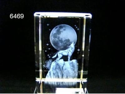 Glasblokje Wolf op Rots 3D – Lasergravure – Cadeauverpakking 8 cm