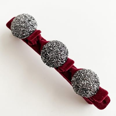 Bordeaux haar clip – fluweel look haarspeld met zilverkleurige rhinestone bollen – decoratieve haar accessoire voor dames – 1 stuk
