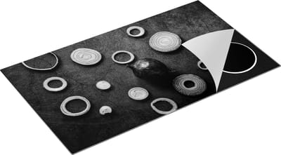 Chefcare Inductie Beschermer Gesneden Uien op een Zwarte Achtergrond - Zwart Wit - 90x50 cm - Afdekplaat Inductie - Kookplaat Beschermer - Inductie Mat