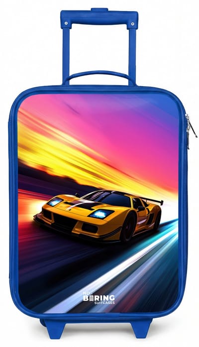 NoBoringSuitcases.com® - Kinderkoffer blauw - Kindertrolley jongen - Gele raceauto bij kleurrijke zonsondergang - Koffer kind lichtgewicht - Reiskoffer trolley voor kinderen - Koffertje met lichtgevende wieltjes - Rolkoffer