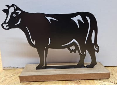 Metalen uitgesneden koe op hout beeld - Decoratief - Zwart - Hout - Staand - 11cm hoog