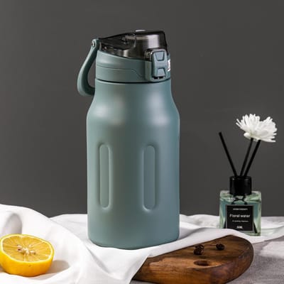 Nouvelle Tasse Pratique Tendance pour Hommes et Femmes Nouvelle Tasse Thermos Grande Capacité Couvercle à Ressort Portable Boisson Droite Tasse de Voiture 730ml