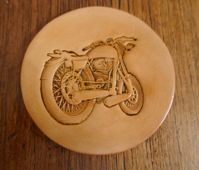 Ronde naturel leren onderzetters motor set van 6 stuks - motorcycle onderzetters beige van leer - motorrijder onderzetters voor glazen - stoere onderzetters - rond onderzetters naturel - lederen onderzetters motors - ruige onderzetters beige