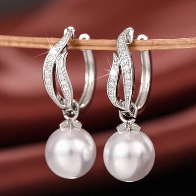 Boucles d'oreilles pendantes élégantes pour femmes Huitan Perle d'imitation incrustée Zircon cubique brillant Accessoires fantaisie pour mariage fiançailles Bijoux de mode
