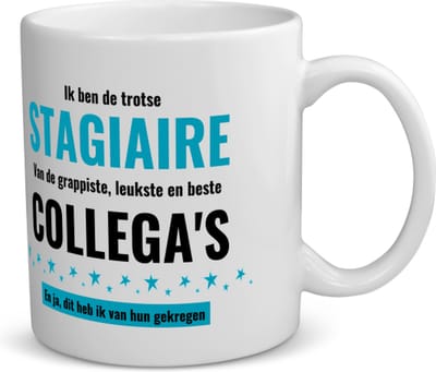Akyol - ik ben de trotste stagiaire van de grappigste, leukste en beste collega's, en ja dit heb ik van hun gekregen mok met opdruk - Stagiair - de trotste stagiaire - collega's - werknemers - verjaardagscadeau - verjaardag - cadeau - afscheidscadeau
