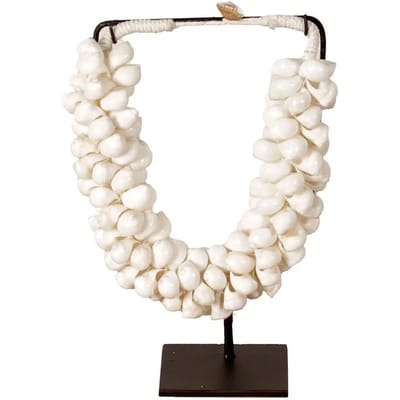J65 Kleine Schelpenketting Op Standaard
