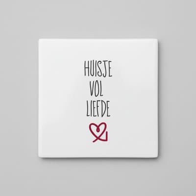 Gezellige Liefdesquote Keramische Tegel “Huisje vol liefde” – Warme Minimalistische Familie Wanddecoratie, Woondecoratie Tegel 15 x 15 cm