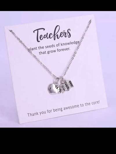 Akyol - Ketting teachers - Ketting - Zilverkleurig - Appel | Boek - Gift - Cadeau - ketting voor leraar - cadeau voor juf- afscheidscadeau leraar - kerst cadeau voor lerares -juffendag cadeau