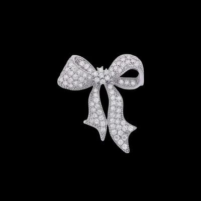 Victoria Valenza Zilverkleurige Strik Broche met Pavé Zirkonia Stenen - Broche - Zilverkleurig - Strik broche - Zirkonia