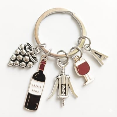 Zilverkleurige wijn sleutelhanger unisex met bedels van wijnfles, kurkentrekker, wijnglas en druiven – decoratieve keychain met letter hanger